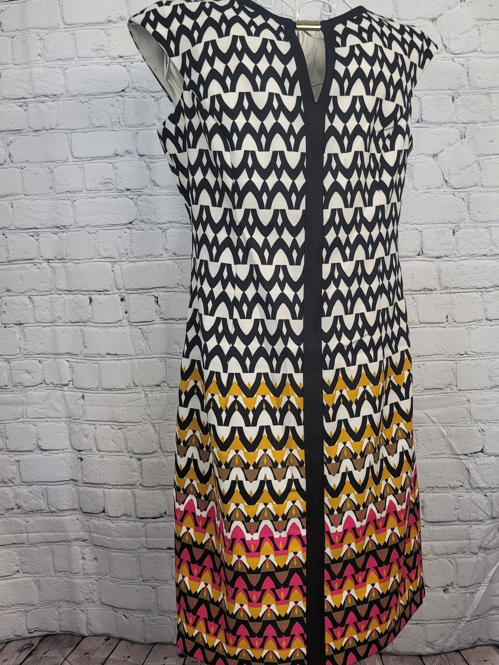 • Roz & Ali Cap Sleeve Geometric Split-V Neck Shift Dress - 8 - EUC like New